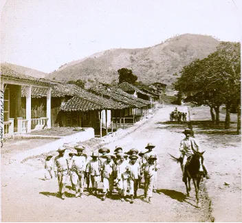 Imagen de estereoscopio de unos niños simulando soldados   en formación, en El Caney, Oriente, 1899.  Colección de la autora